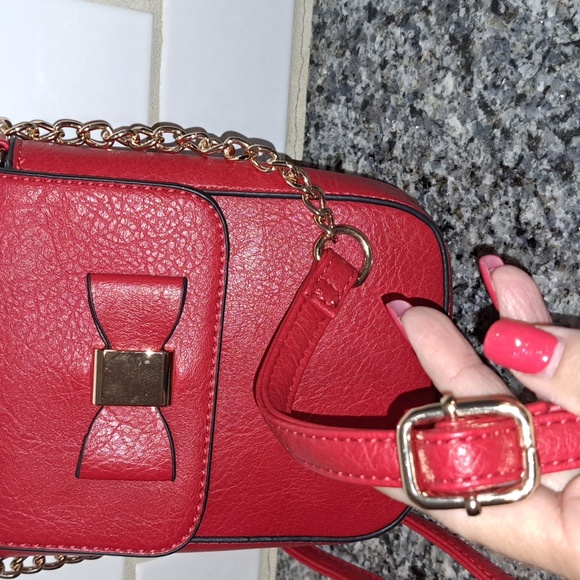Beautiful Red & Gold Bow Detail Gold Chain Crossbody W/ Matching Wristlet Bag. - Picture 4 of 11